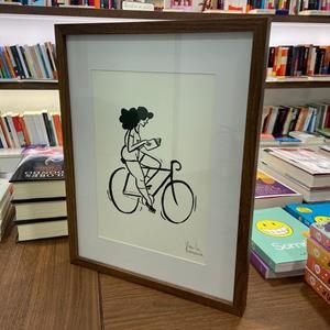Il·lustració dona en bicicleta llegint | 9999902839041 | Flavita Banana